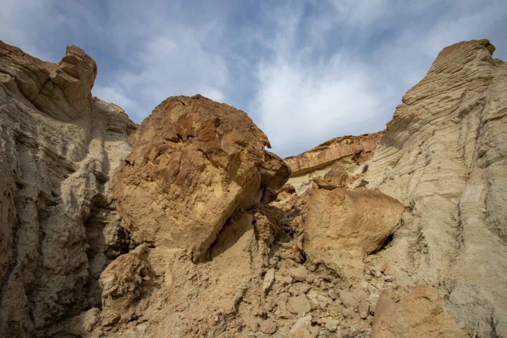 Trail on the descent to Yangykala Canyon